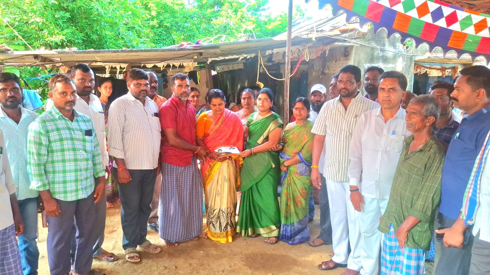 బాలయ్యపల్లిలో విషాదం.. మృత విద్యార్థుల కుటుంబాలకు అల్లం స్వప్న బాల కిషోర్ రెడ్డి పరామర్శ, రూ.10 వేల చొప్పున ఆర్థిక సహాయం